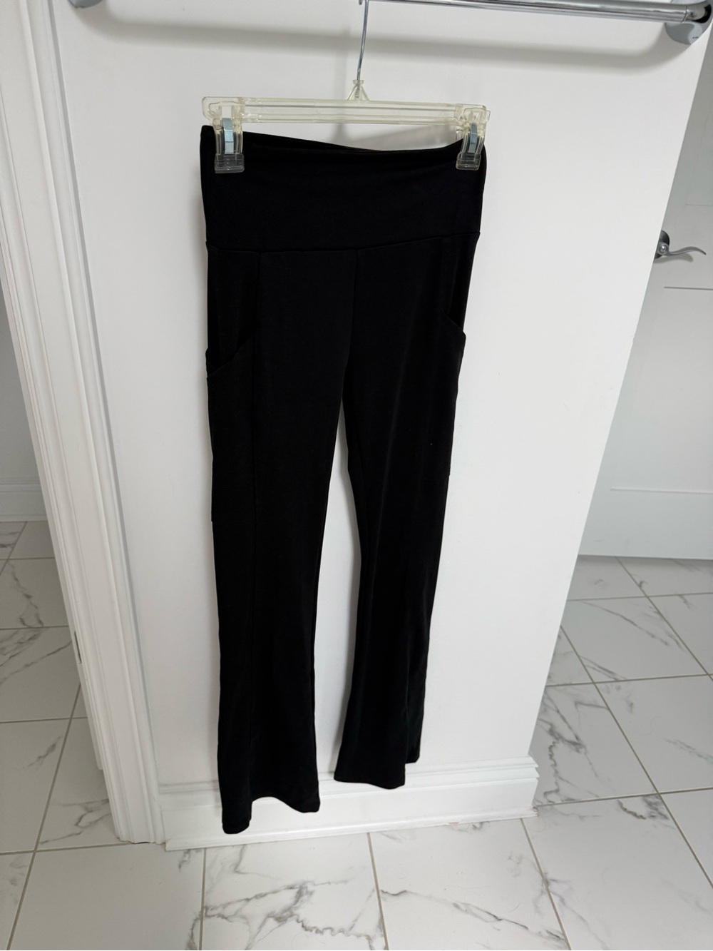 Lou & Grey Black High-Rise Pocket Leggings
